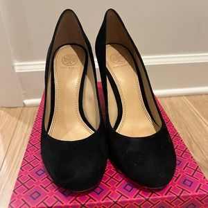 Tory Burch Astoria 90mm Wedge - Lancaster Suede, Size 9, Black